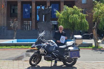 Franz Kok vor der Yerevan State University in der armenischen Hauptstadt. 