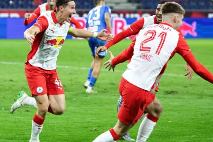 Ein Hoffnungsschimmer für Red Bull Salzburg: Rocco Zikovic (links) und Co. besiegten Spitzenreiter St. Pölten. 