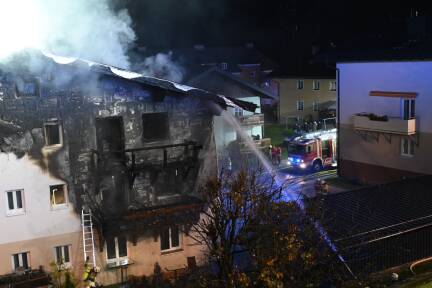 Durch eine brennende Gasflasche geriet am Freitagabend ein Wohnhaus in St. Johann in Brand. 175 Einsatzkräfte standen im Einsatz.  
