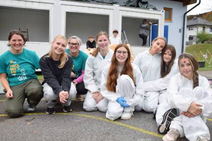 Die Projektbetreuerinnen Maria Löffelberger und Gerlinde Grabner (grünes Shirt) mit ihren „Altschar“-Schützlingen Emma, Daniel, Nina, Benjamin, Leah, Leonie, Linda und Caro (von links) während der Aktion „72 Stunden ohne Kompromiss“. 