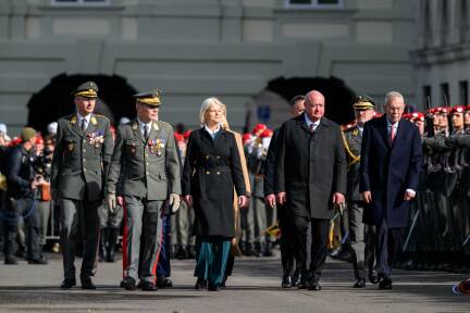 Verteidigungsministerin Klaudia Tanner, Kanzler Christian Stocker, Bundespräsident Alexander Van der Bellen. 