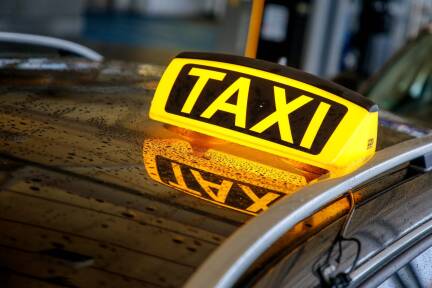 Eine neue Taxiapp, die mit Fixpreisen wirbt, ist nach Unternehmensangaben jetzt in Salzburg verfügbar. 
