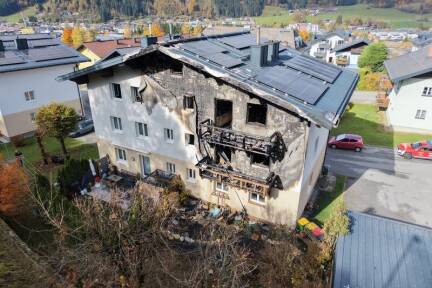 Das Mehrparteienhaus ist nach dem Inferno am Freitagabend nicht mehr bewohnbar.  