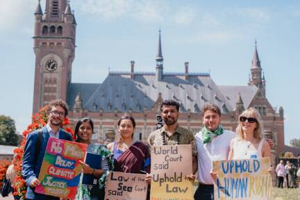 Theresa Amor-Jürgenssen (r.) mit Kollegen vor dem Internationalen Gerichtshof in Den Haag.  