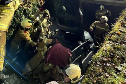 Aus unbekannter Ursache war der Autofahrer von der Straße abgekommen und in einer schmalen Unterführung gelandet. 