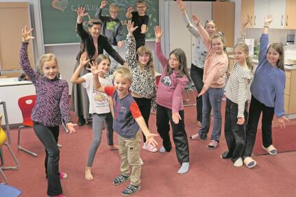Im Bild die begeisterten Zederhauser Kinder unter der Anleitung von Sylvia Rotter (2. v. l.) und Magdalena Bruckmüller (4. v. r.). 