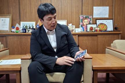 Masafumi Kouki ist seit mehr als zehn Jahren Bürgermeister von Toyoake – und will, dass seine Bürger weniger am Handy hängen. 