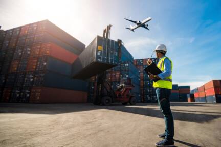 Betriebslogistik ist das 20. Berufsfeld, in das die Lernplattform wîse up Lehrlingen vertiefende multimediale Einblicke gibt. 