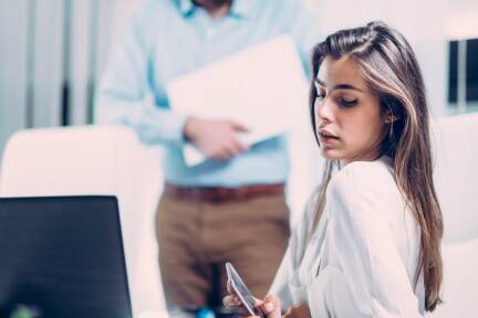 Ein Großteil der Mitarbeiter nutzt KI heimlich. 