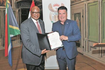 Der südafrikanische Botschafter in Wien, Rapulane Molekane, überreichte das Original-Exequatur an Hans Mayr. 