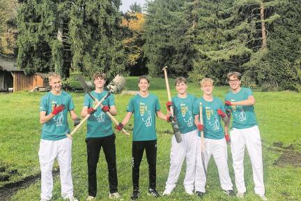 Die sechs Burschen der 7. Klasse des BG Schärding stechen ein großes Herz aus, in dem eine Blumenwiese für Bienen entstehen wird.  