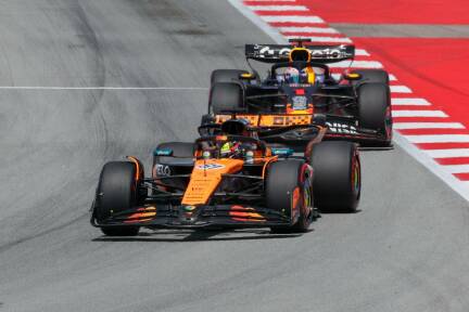 Weltmeister Max Verstappen (hinten) ist McLaren auf den Fersen. 