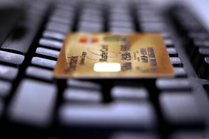 Als die Beträge jedoch immer größer wurden und die Rückzahlungen ausblieben, erkannte das Opfer den Betrug und erstattete Anzeige. 