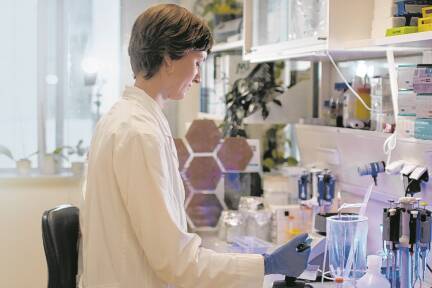 Die Pongauerin Theresa Haitzmann im Labor. 