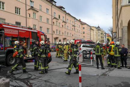 Die Straße ist derzeit abgesperrt. Es kommt im Umkreis zu starken Verkehrsverzögerungen. 