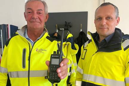 Bezirkshauptmann Bernhard Gratz mit seinem BOS-Funkgerät. Mit im Bild ist Manfred Pongruber, der stellvertretende Katastrophenreferent des Bezirks Zell am See. „Im Pinzgau ist die Gefahr für Naturkatastophen besonders groß“, sagen sie.  