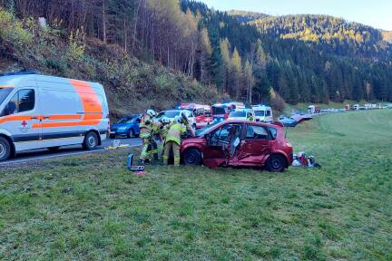 Eine Person wurde bei dem Unfall eingeklemmt. 