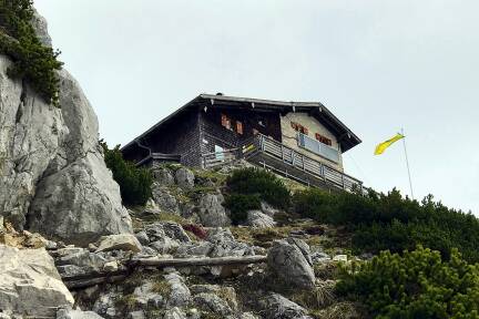 Das Reichenhaller Haus auf dem Hochstaufen. 