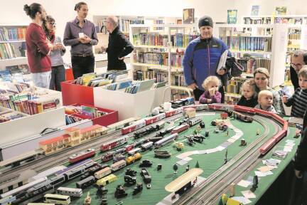 Ausreichend Platz bietet jetzt der neue Standort der öffentlichen Bibliothek Seekirchen über dem Spar-Markt. Die Kinder freuten sich bei der Eröffnung besonders über die Modelleisenbahn von Jakob Winkler.  