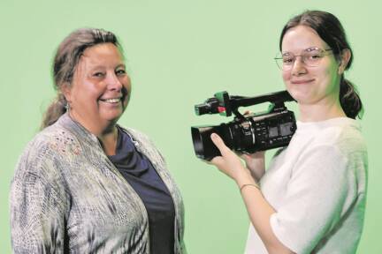 Susanne Radke mit ihrer Assistentin Johanna Witkowski.  
