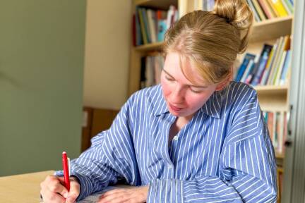 Joanna besucht einen Kurs an der Wiener Volkshochschule, um ihren Pflichtschulabschluss nachzuholen. Dafür muss sie Basiswissen verbessern.  