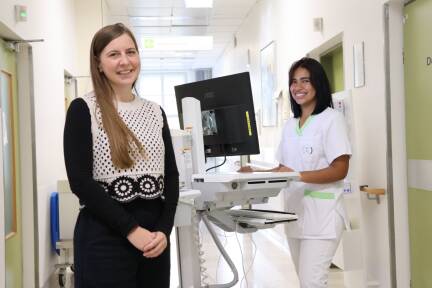 Sofia Sanmartin (rechts) kam vor zwei Jahren über das Relocation-Management der SALK von Kolumbien nach Salzburg. Dafür zuständig ist die Leiterin des Pflege-Recruiting des Uniklinikums Salzburg Carina Hörack. 