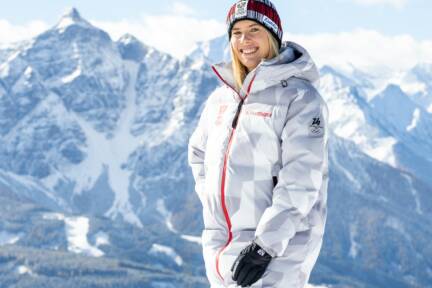 Katharina Liensberger im neuen Olympia-Outfit 
