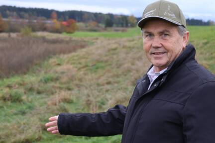 Bürgermeister Wolfgang Wagner vor einer der Flächen am Eisbach, die die Gemeinde Köstendorf den ÖBB als ökologische Ausgleichsfläche zur Verfügung stellen will. 