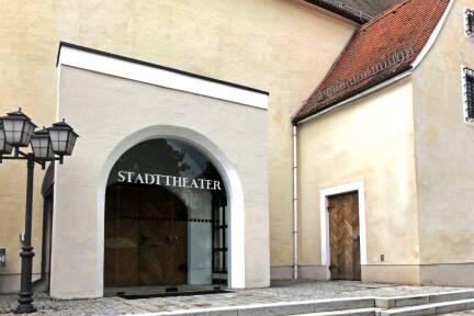 Das Stadttheater Braunau – allein dieses Gebäude steckt voller Geschichten. Auch solchen, die nichts mit dem Nazi-Herrscher zu tun haben.  