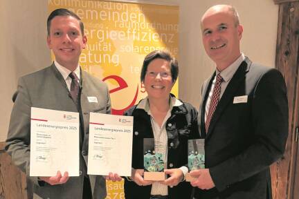 Die Gemeinde Eugendorf erhielt den Landesenergiepreis in zwei Kategorien. Im Bild (v. l.) Bgm. Robert Bimminger, Gemeinderätin Angela Lindner und Gerald Edlmair vom Bauausschuss. 