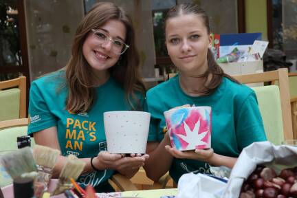 Isabella Forsthuber und Nora Schober an der Bastelstationen. Unter den Töpfen sind auch Auftragsarbeiten von Bewohnerinnen des Seniorenwohnhauses. 