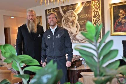 Markus und Andreas Gadenstätter führen seit über drei Jahrzehnten das Bestattungsunternehmen der Familie. Die Pinzgauer Woche traf das Duo vor Allerheiligen zum ausführlichen Gespräch. 