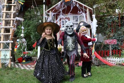 Eine Familie in Halloween-Stimmung: Maily, Linus und Tim dekorieren fleißig mit. 