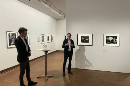 Kurator Moser und Albertina-Generaldirektor Gleis in der Model-Schau 