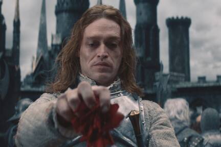 Caleb Landry Jones spielt den Dracula für Luc Besson. 