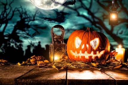 Nächtliche Szenerien und ein beleuchteter Kürbis – hallo, Halloween! 