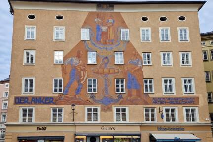 Karl Reisenbichler gestaltete Ende der 1920er Jahre dieses Sgraffito am Waagplatz 1 in Salzburg.  