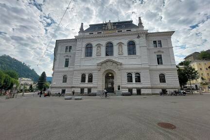 Die zwei Ex-Geschäftsführer des in die Millionenpleite geschlitterten Fertigteilhaus-Herstellers Scalahaus müssen sich in Salzburg vor dem Strafgericht verantworten. 