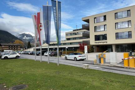 Das Tauernklinikum Zell am See mit dem Besucherparkplatz. 