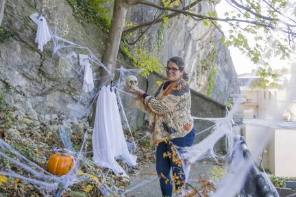 Halloween bei Familie Treml. Im Bild: Christina Morgado-Treml beim Dekorieren des Gartens.  
