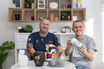 Christian Pusnik (r.), Chef des Tierkrematoriums Lebring in der Steiermark, hat ein Büro in Elsbethen eröffnet. Die Kundinnen und Kunden betreut dort Niklas Huber (l.).  