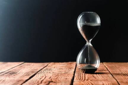 Ab Jänner 2026 wird die maximale Bezugszeit der Altersteilzeit stufenweise auf drei Jahre reduziert. 