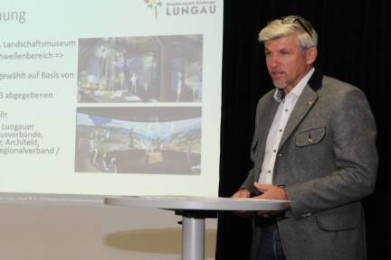 Biosphärenpark-Geschäftsführer Josef Kirchner informierte anlässlich der Gemeindeversammlung in Mariapfarr über das regionale Projekt des Besucherzentrums. 