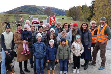 Im Bild einige Anrainer aus Pichlern beim gemeinsamen Lokalaugenschein mit der Lungauer Woche. 
