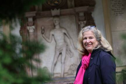 Fremdenführerin Inez Reichl-de Hoogh vor dem von Hans Konrad Asper geschaffenen Tod beim Arkadengrab Nummer 39. 