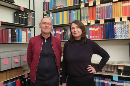 Rainer Iglar und Birgit Sattlecker vom Salzburger Fotohof im neuen Gerhard-Roth-Fotoarchiv in Wien.  
