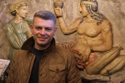 David Paschalis unter griechischen Göttern im Eingangsbereich des „Irodion“.Bilder: egbi 