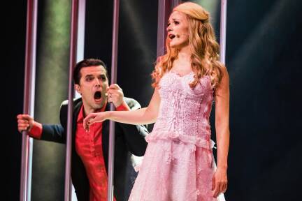 Die sensationelle neue Bühnenshow gewährt einen tiefen Einblick in die Gedanken- und Gefühlswelt des Künstlers und des Menschen hinter der schillernden Pop-Ikone und würdigt dabei das großartige Lebenswerk des 'Falken'. 