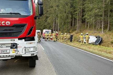 Der Lenker wurde beim Eintreffen der Feuerwehr bereits vom Roten Kreuz versorgt. 