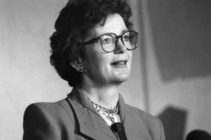 1990: In Irland verliert die Regierungspartei Fianna Fáil bei den Präsidentschaftswahlen. Die Liberale Mary Robinson löst als erste Frau im höchsten Amt Irlands Patrick John Hillery ab. 